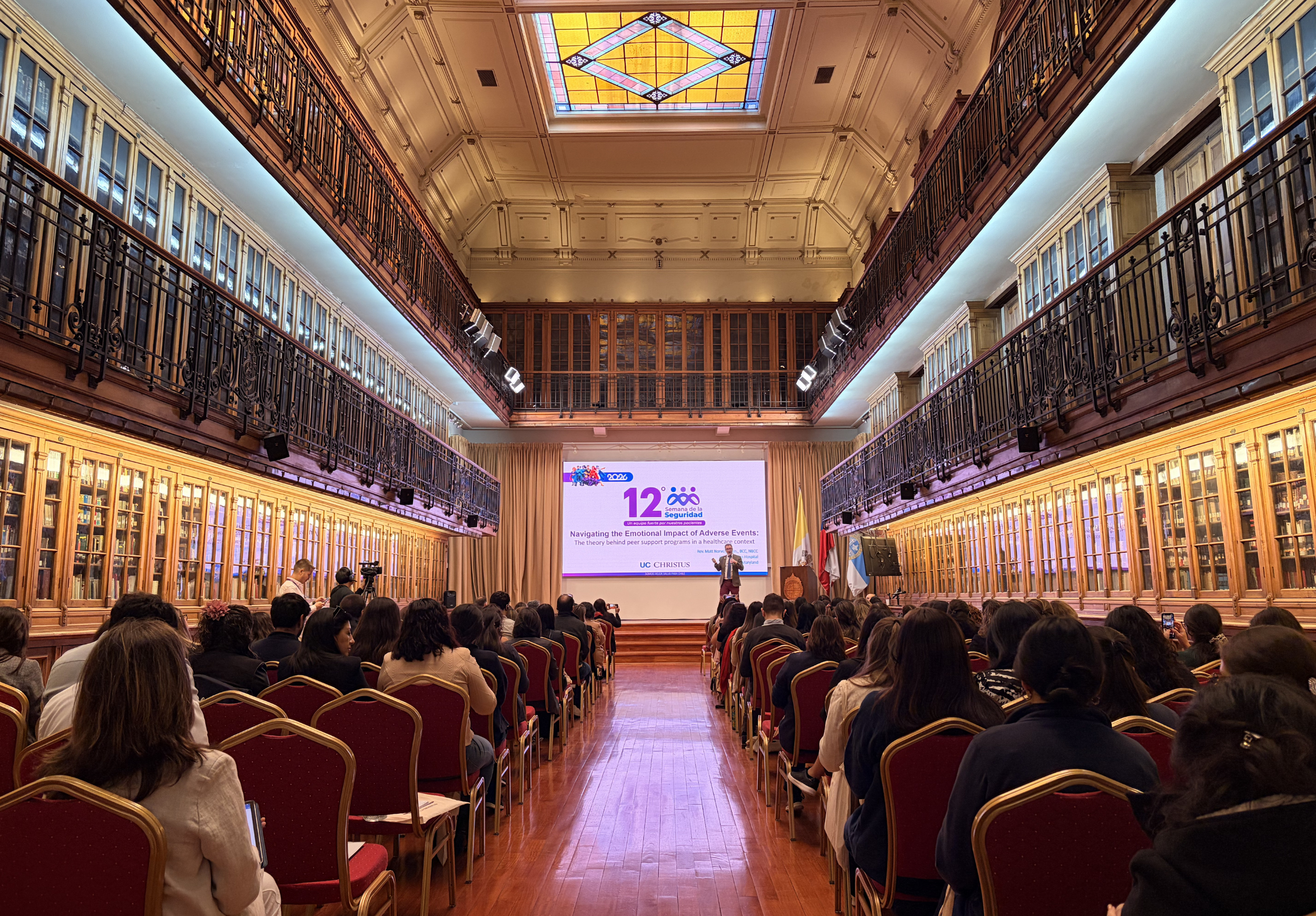 El Dr. Norvell presentando sobre seguridad del paciente ante una gran audiencia durante la 12° Semana de la Seguridad de UC CHRISTUS.