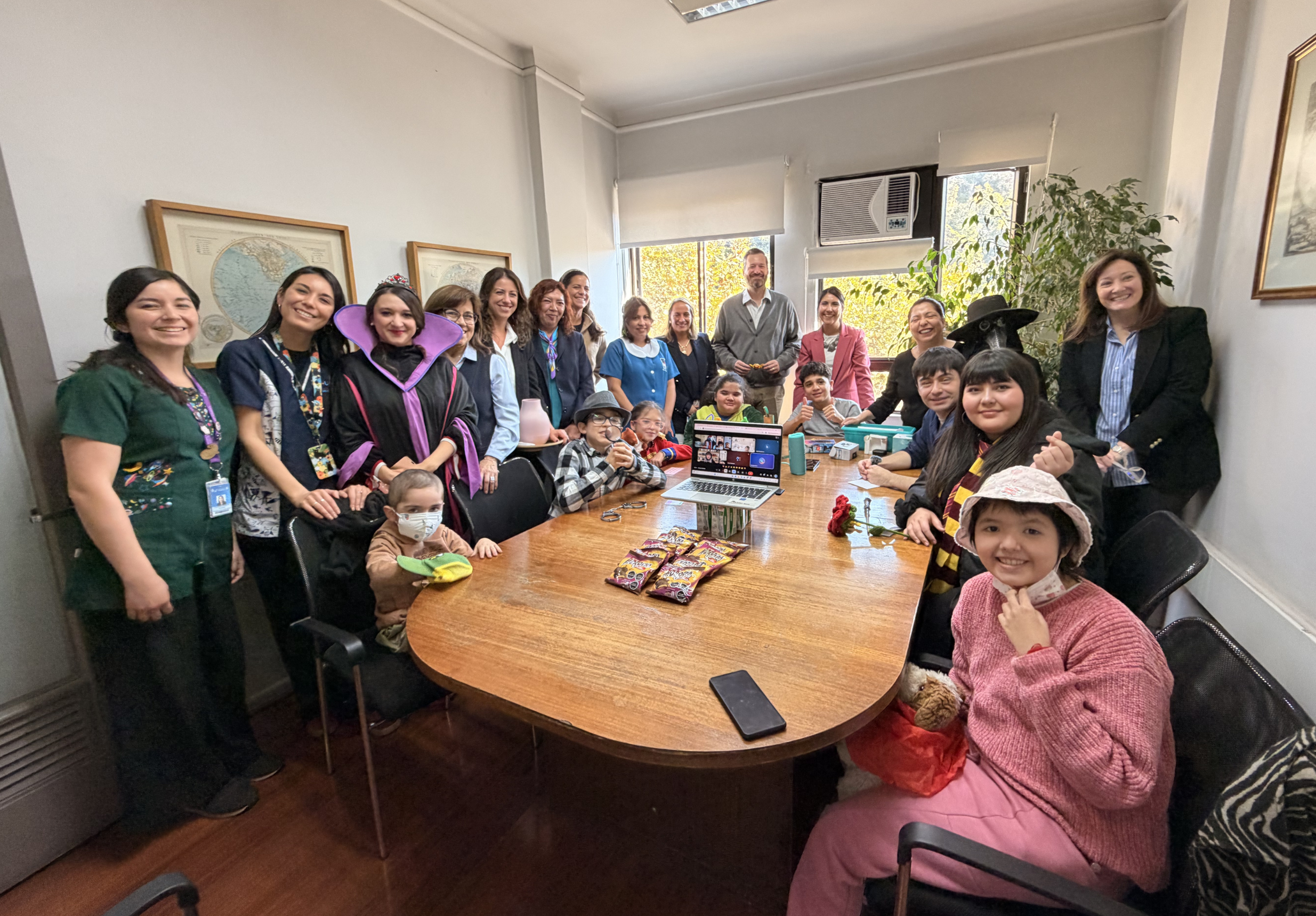 Alumnos de la Escuela Hospitalaria UC CHRISTUS y personal de la Universidad celebran el Día del Libro en el Área Jurídica de la UC. Jornada híbrida con disfraces y lectura.