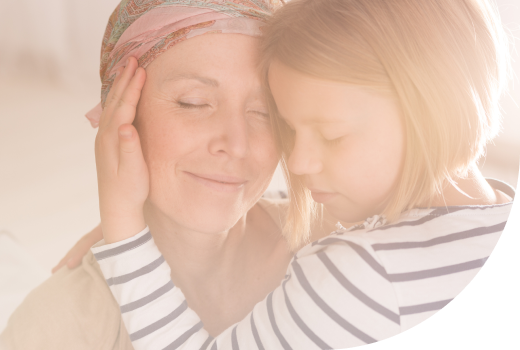Mujer con cáncer abrazada por su hija 