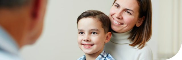 Madre con su hijo en consulta de medicina familiar UC CHRISTUS