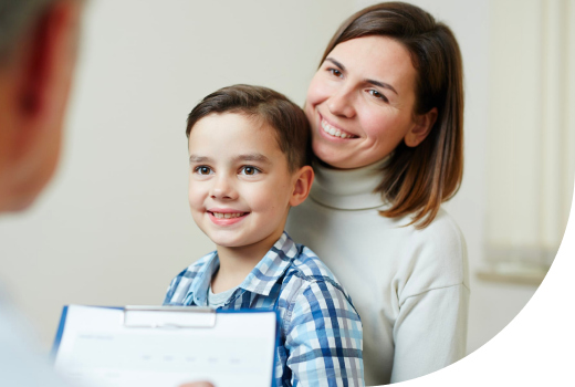 Madre con su hijo en consulta de medicina familiar UC CHRISTUS