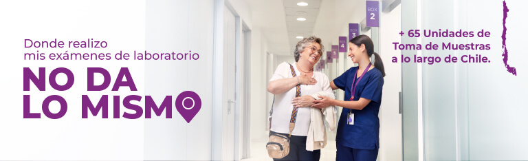 Adulta mayor saliendo con enfermera del examen de laboratorio en UC CHRISTUS