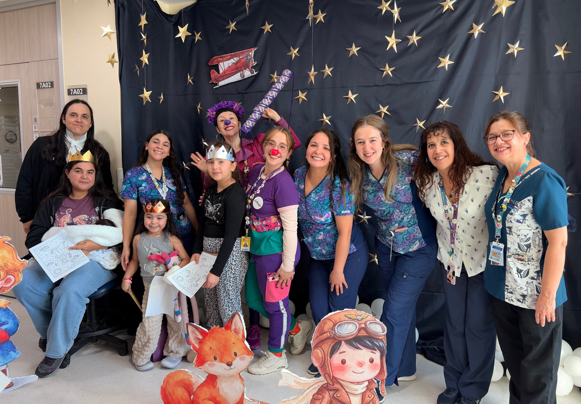 El Hospital Clínico UC CHRISTUS transformó sus salas pediátricas en espacios de imaginación y lectura. Conoce cómo esta iniciativa busca aliviar la ansiedad de los pacientes y fortalecer su recuperación a través del acompañamiento emocional.