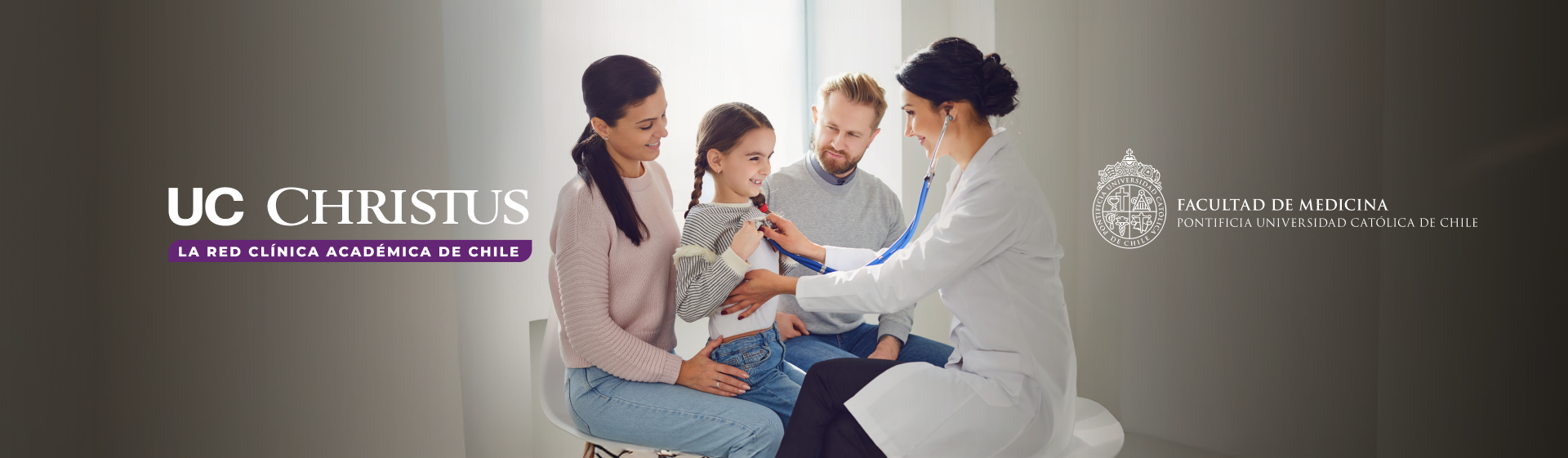 Red Clínica Académica UC CHRISTUS. Doctora atiende a niña feliz, acompañada de familia.