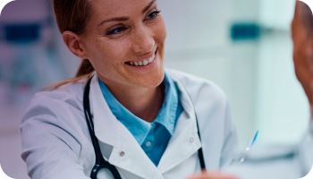 Urólogo en consulta clínica