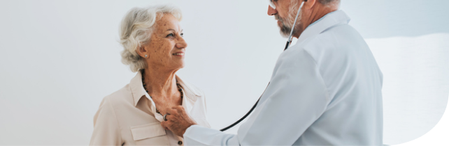 Adulta mayor en consulta de cardiología