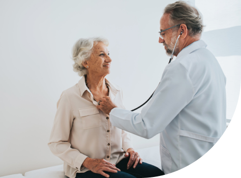 Adulta mayor en consulta de cardiología