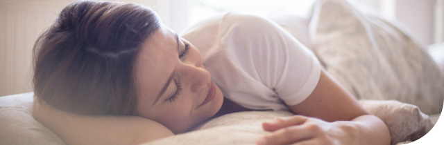 Mujer post recuperación de una terapia de trastornos del sueño