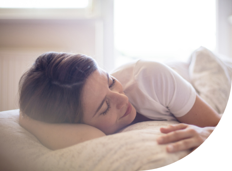 Mujer post recuperación de una terapia de trastornos del sueño