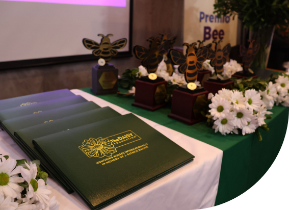 Premio DAISY & BEE: Reconocimiento al Cuidado en Salud Premio DAISY & BEE: Reconocimiento al Cuidado en Salud