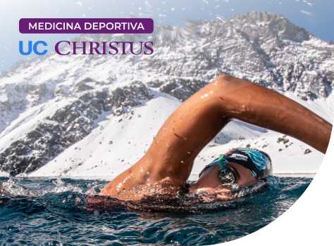 Mujer practicando natación. Medicina deportiva en UC CHRISTUS