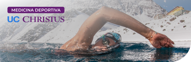 Mujer practicando natación. Medicina deportiva en UC CHRISTUS