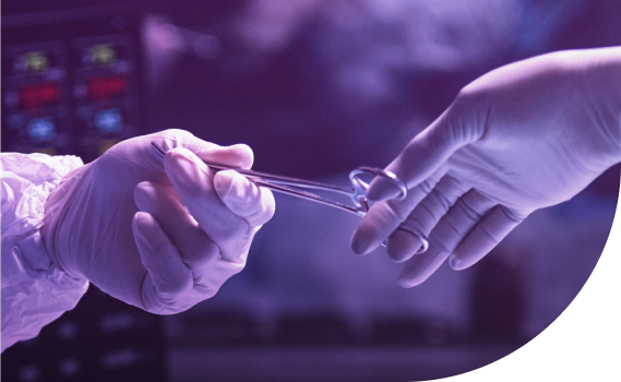 Doctores en proceso de cirugía plástica estética