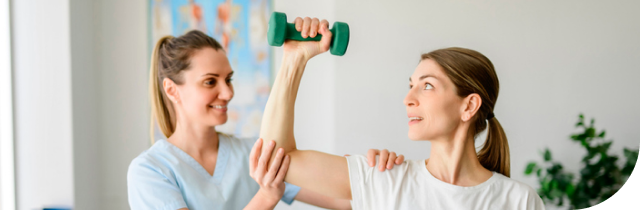Kinesióloga realizando evaluación y tratamiento de rehabilitación a paciente en UC CHRISTUS