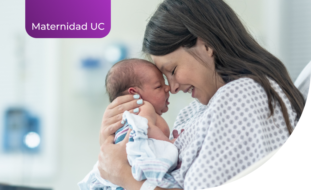 Madre y recién nacido después del parto en la clínica.