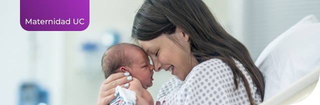Madre y recién nacido después del parto en la clínica.