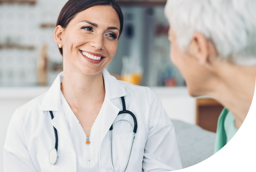 Médico internista UC CHRISTUS en consulta con paciente adulto.