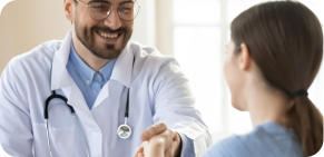 Doctor realizando un chequeo de medicina preventiva