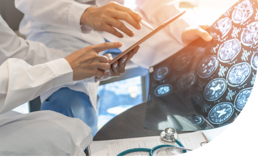 Médicos especialistas revisando resonancia cerebral en UC CHRISTUS