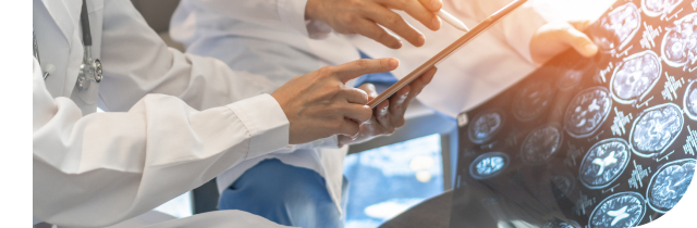 Médicos especialistas revisando resonancia cerebral en UC CHRISTUS