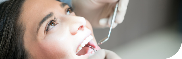 Mujer en consulta de diagnóstico dental