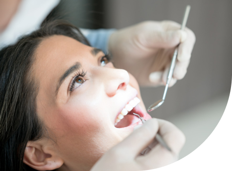 Mujer en consulta de diagnóstico dental