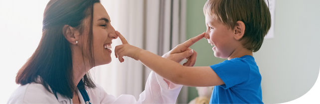 Doctora atendiendo a un niño en consulta pediátrica