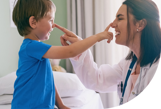 Doctora atendiendo a un niño en consulta pediátrica