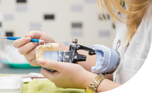 Especialista en rehabilitación oral trabajando en prótesis dental en UC CHRISTUS