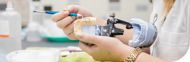 Especialista en rehabilitación oral trabajando en prótesis dental en UC CHRISTUS