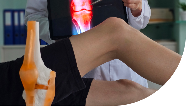 Reumatólogo revisando una radiografía de inflamación de tendones
