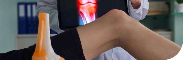 Reumatólogo revisando una radiografía de inflamación de tendones