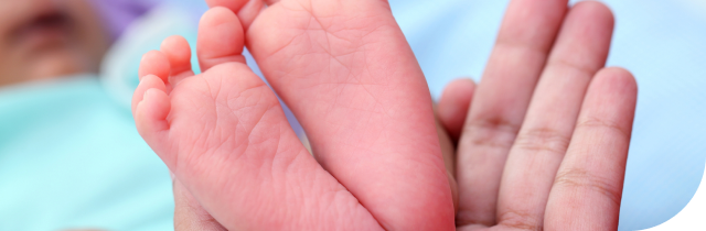 Bebé en consulta de traumatología y ortopedia infantil