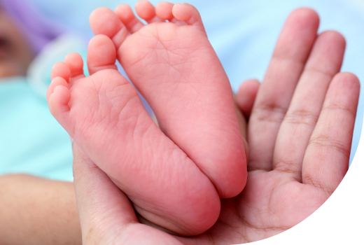 Bebé en consulta de traumatología y ortopedia infantil