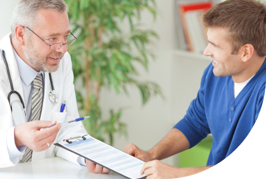 Urólogo del equipo UC Christus explica a paciente su diagnóstico y tratamiento.