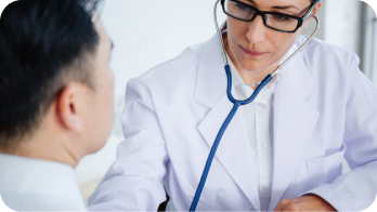 Cardióloga examinando a un paciente masculino 