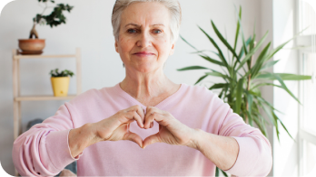 Adulta mayor en consulta de cardiología por telemedicina