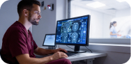 Profesional revisando imágenes médicas en un monitor