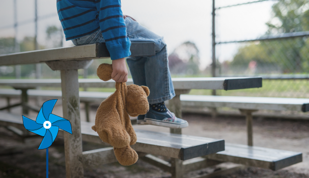 Infante con oso de peluche
