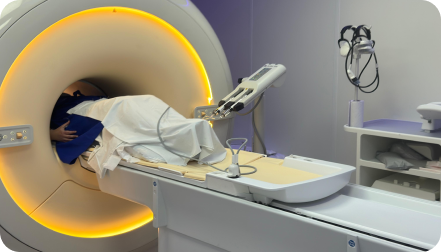 Persona realizándose un examen de resonancia magnética