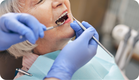Mujer en consulta para diagnóstico de rehabilitación oral 