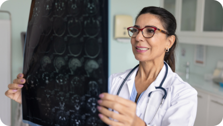 Doctora especialista haciendo seguimiento de lesión