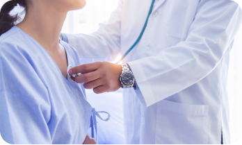 Consulta médica de paciente antes de procedimiento endovascular