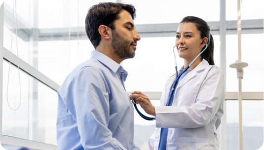 Hombre con cáncer en atención oncológica