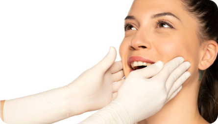 Paciente mujer en consulta de cirugía maxilofacial para diagnóstico