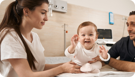 Madre con su bebé en consulta de gastroenterología pediátrica UC CHRISTUS