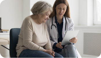 Geriatra explicando resultados de exámenes médicos a adulta mayor