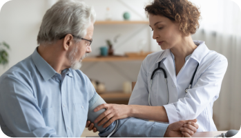 Especialista en geriatría realizando un control preventivo a un adulto mayor