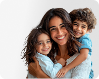 Madre con sus dos hijos sonriendo