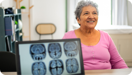 Adulta mayor recibiendo un diagnóstico en consulta de neurología